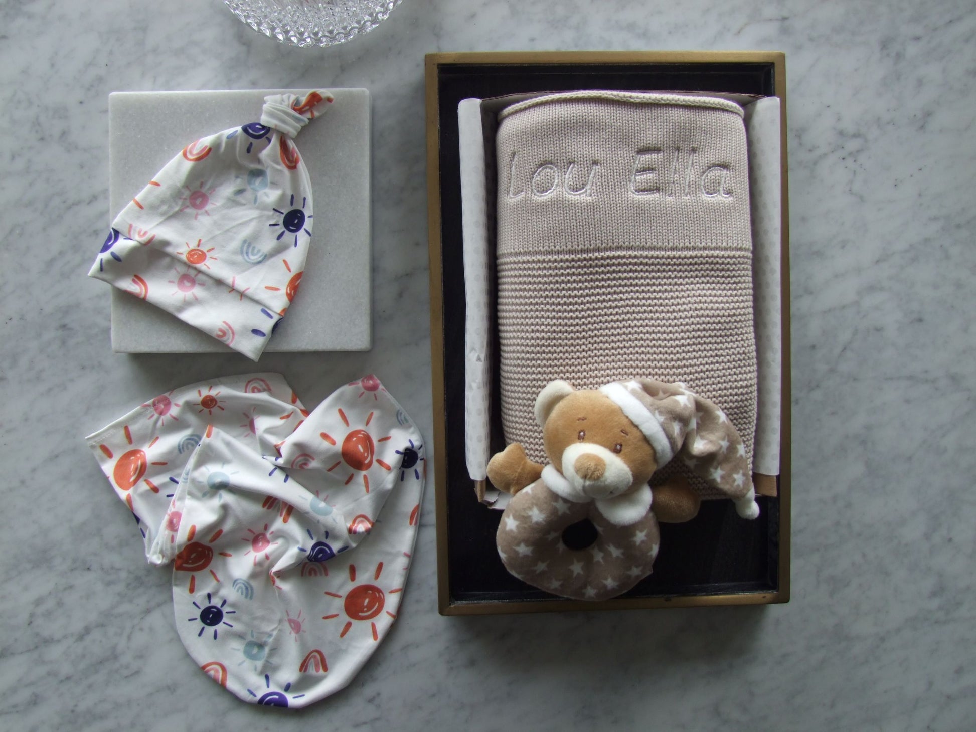 Stone knit baby blanket, can be beautifully personalised with baby name. Matching set knot beanie and baby body sock. This gift box also comes with a cute bear rattle.